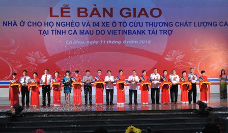 Chủ tịch HĐQT VietinBank Nguyễn Văn Thắng trao tài trợ cho tỉnh Cà Mau. Nguồn: NX